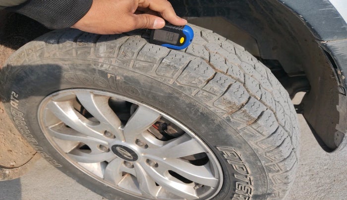 2018 Mahindra XUV500 W9 AT, Diesel, Automatic, 1,16,440 km, tyre