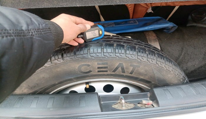 2017 Maruti Swift LXI (O), Petrol, Manual, 90,452 km, tyre