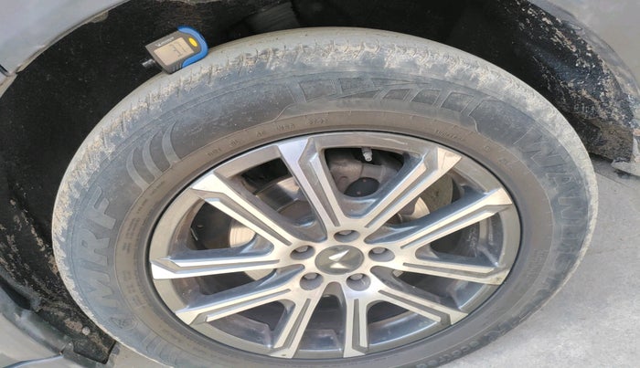 2022 Mahindra XUV700 AX 7 LUXURY D AWD AT 7 STR, Diesel, Automatic, 46,479 km, tyre