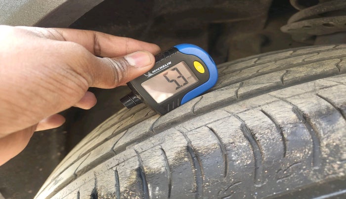 2022 Mahindra XUV700 AX 7 P MT 7 STR, Petrol, Manual, 35,561 km, tyre