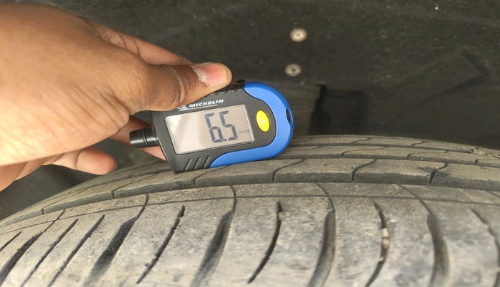 2022 Mahindra XUV700 AX 7 P MT 7 STR, Petrol, Manual, 35,561 km, tyre