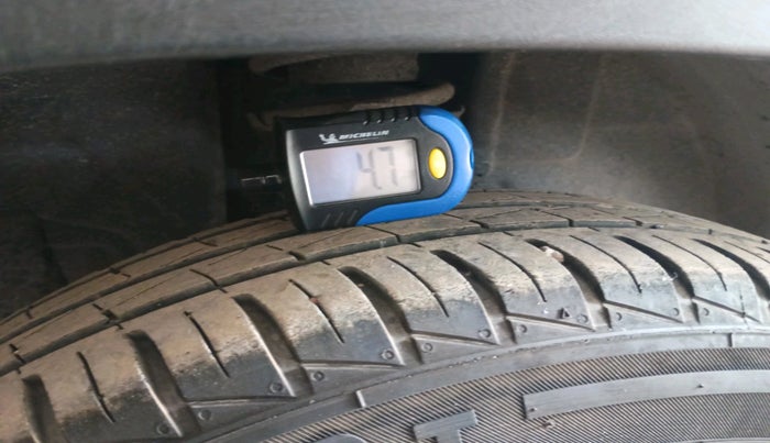 2023 Renault Kwid RXT 1.0 AMT, Petrol, Automatic, 24,075 km, tyre