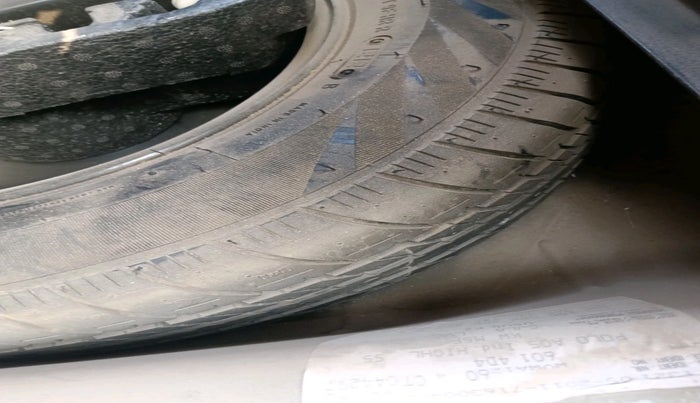 2012 Volkswagen Polo HIGHLINE1.2L, Petrol, Manual, 1,41,600 km, tyre