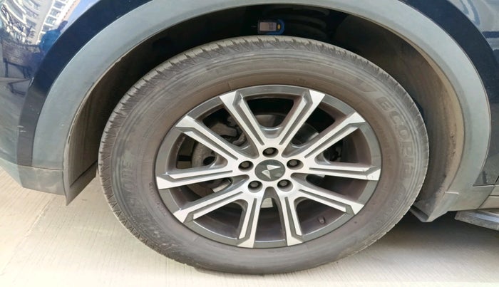 2023 Mahindra XUV700 AX 7 LUXURY P AT 7 STR, Petrol, Automatic, 9,752 km, tyre