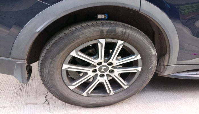 2023 Mahindra XUV700 AX 7 LUXURY P AT 7 STR, Petrol, Automatic, 9,752 km, tyre