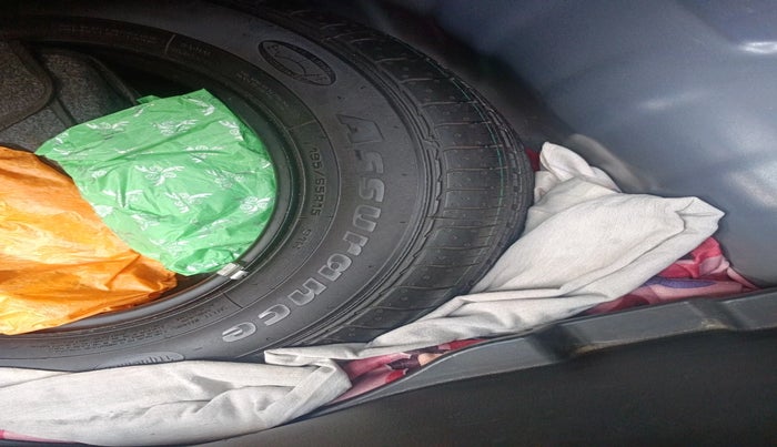 2022 Hyundai VENUE E 1.2, Petrol, Manual, 28,405 km, tyre