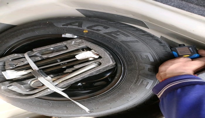 2012 Volkswagen Vento HIGHLINE 1.6 MPI, Petrol, Manual, 60,059 km, tyre