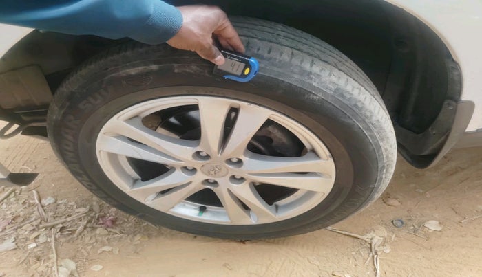 2011 Hyundai Santa Fe 4 WD, Diesel, Manual, 1,05,406 km, tyre