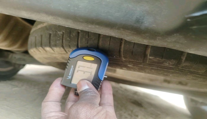 2011 Hyundai Santa Fe 4 WD, Diesel, Manual, 1,05,406 km, tyre