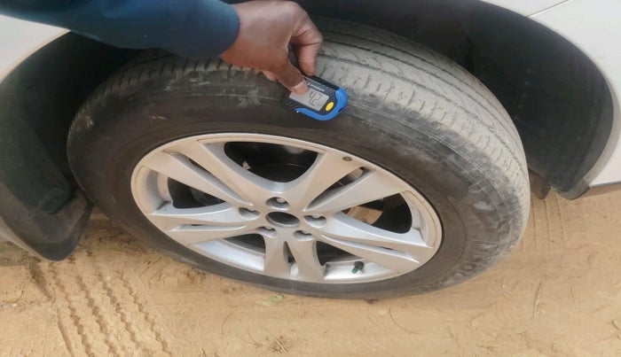 2011 Hyundai Santa Fe 4 WD, Diesel, Manual, 1,05,406 km, tyre