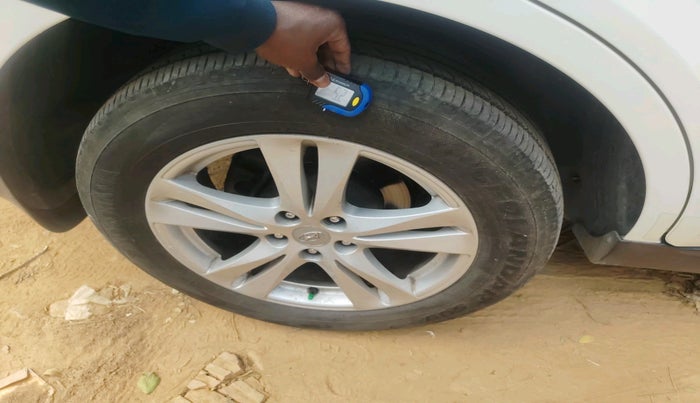 2011 Hyundai Santa Fe 4 WD, Diesel, Manual, 1,05,406 km, tyre