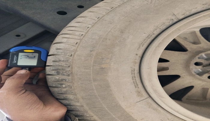 2017 Toyota Innova Crysta 2.8 GX AT 7 STR, Diesel, Automatic, 98,461 km, tyre