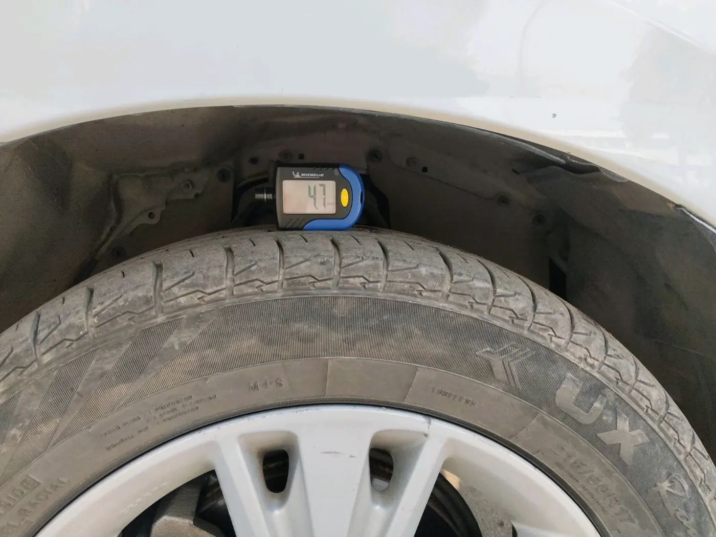 2017 Toyota Innova Crysta 2.8 GX AT 7 STR, Diesel, Automatic, 98,461 km, tyre
