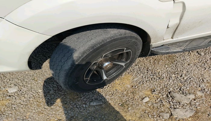 2013 Tata Safari Storme 2.2 LX 4X2, Diesel, Manual, 1,37,813 km, tyre