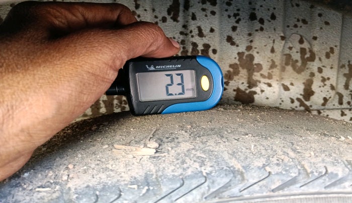 2015 Renault Lodgy 110 PS RXZ STEPWAY 7 STR, Diesel, Manual, 1,37,009 km, tyre