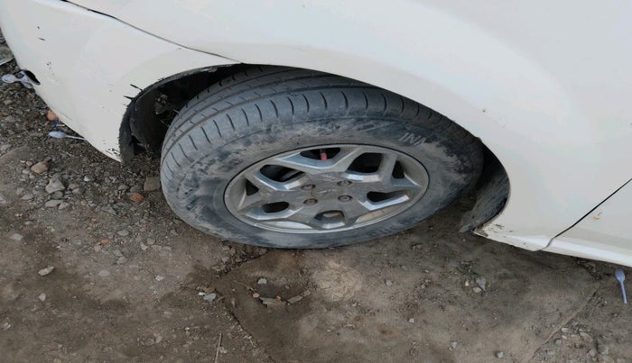 2013 Mahindra Verito Vibe CS 1.5 D6, Diesel, Manual, 1,37,419 km, tyre