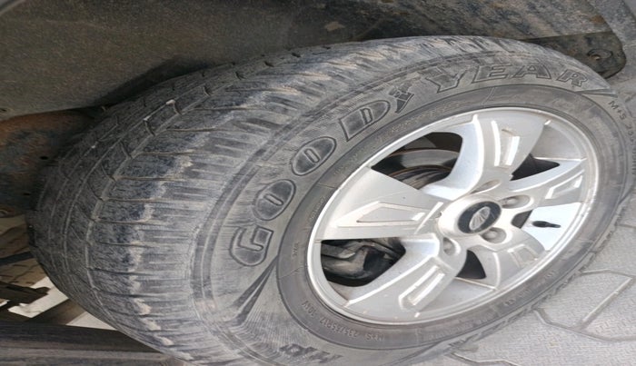 2013 Mahindra XUV500 W8, Diesel, Manual, 1,75,400 km, tyre