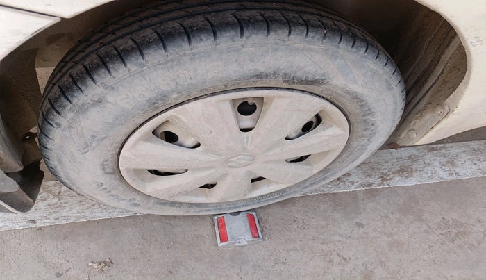 2011 Maruti Swift Dzire LXI, Petrol, Manual, 1,08,824 km, tyre