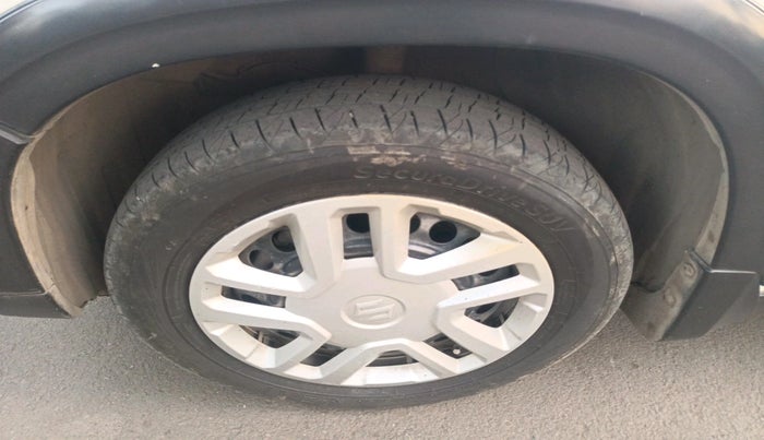 2016 Maruti Vitara Brezza VDI, Diesel, Manual, 1,18,323 km, tyre