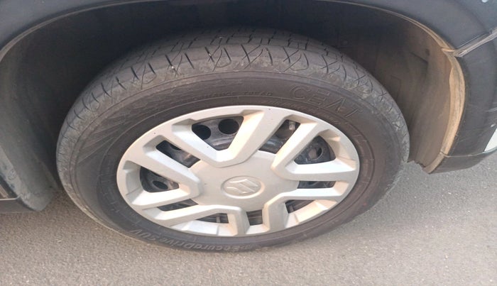 2016 Maruti Vitara Brezza VDI, Diesel, Manual, 1,18,323 km, tyre