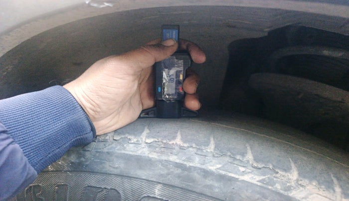 2016 Mahindra XUV500 W10 1.99, Diesel, Manual, 1,42,139 km, tyre