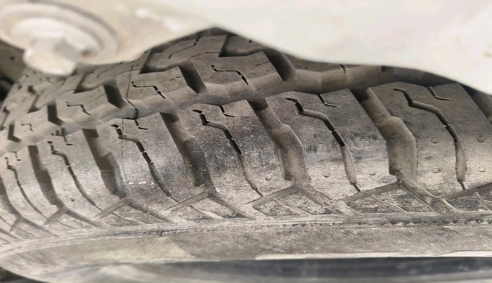 2016 Ford Endeavour TREND 2.2 4X2 AT, Diesel, Automatic, 93,190 km, tyre