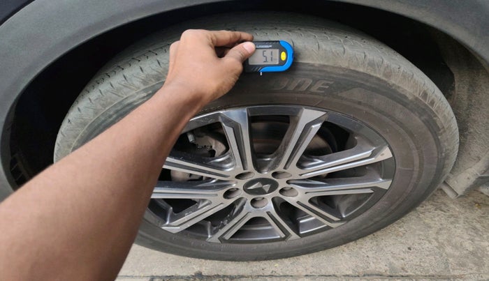 2023 Mahindra XUV700 AX 7 P AT 7 STR, Petrol, Automatic, 22,068 km, tyre