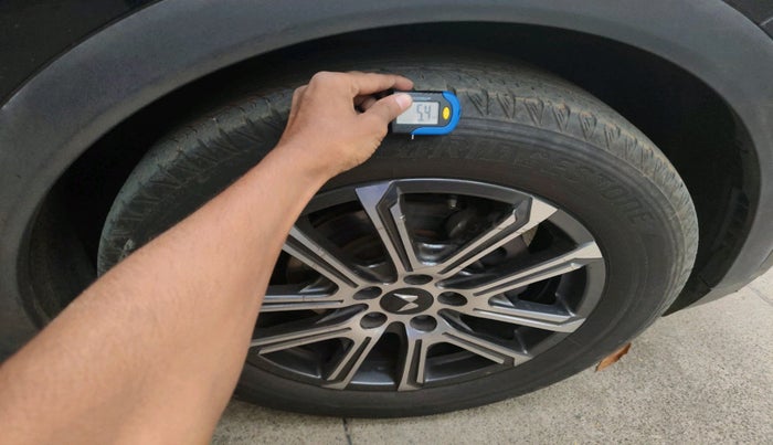 2023 Mahindra XUV700 AX 7 P AT 7 STR, Petrol, Automatic, 22,068 km, tyre