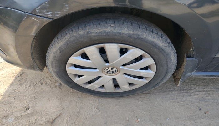 2015 Volkswagen Polo COMFORTLINE 1.2L, Petrol, Manual, 78,067 km, tyre