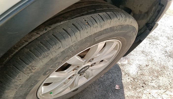 2016 Mahindra XUV500 W10, Diesel, Manual, 2,32,407 km, tyre