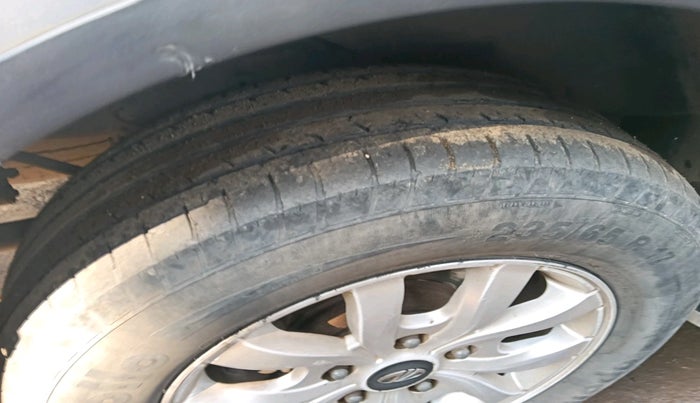 2016 Mahindra XUV500 W10, Diesel, Manual, 2,32,407 km, tyre