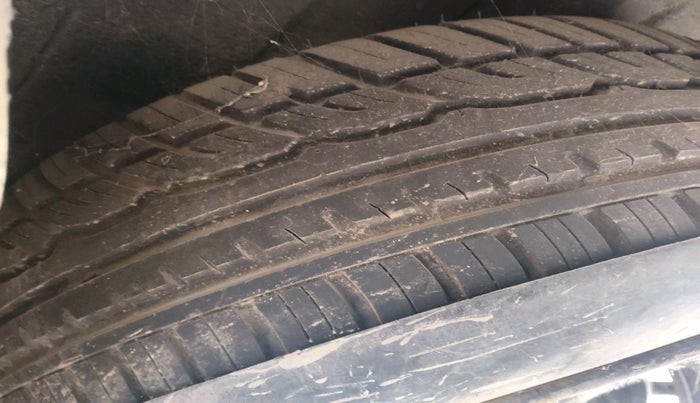 2014 Nissan Terrano XL (D), Diesel, Manual, 1,94,271 km, tyre