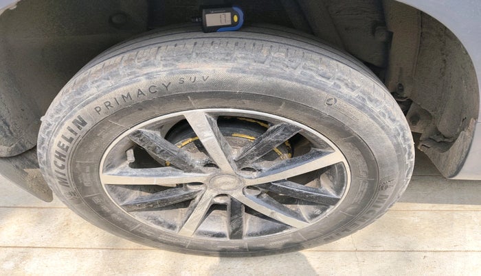 2014 Nissan Terrano XL (D), Diesel, Manual, 1,94,271 km, tyre