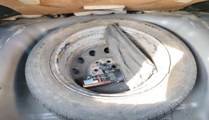 2017 Hyundai Eon MAGNA +, Petrol, Manual, 28,633 km, tyre