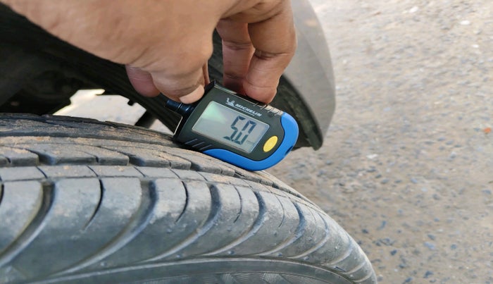 2017 Hyundai Eon MAGNA +, Petrol, Manual, 28,633 km, tyre