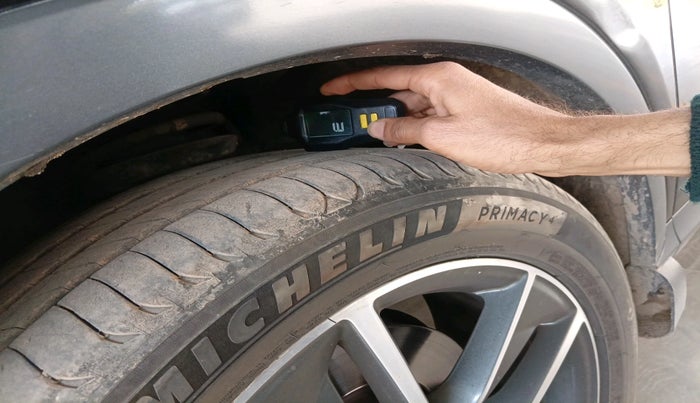 2017 Audi Q3 30 TDI PREMIUM PLUS, Diesel, Automatic, 1,62,022 km, tyre