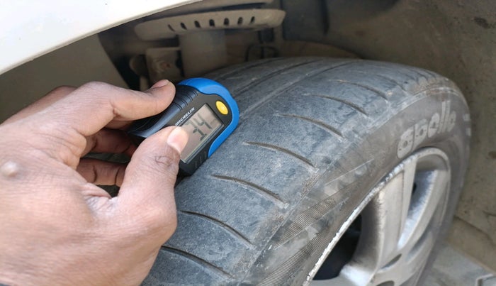 2011 Volkswagen Vento HIGHLINE 1.6 MPI, Petrol, Manual, 1,24,345 km, tyre