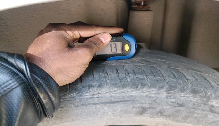 2011 Volkswagen Vento HIGHLINE 1.6 MPI, Petrol, Manual, 1,24,345 km, tyre