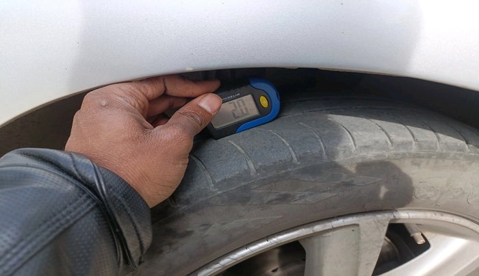 2011 Volkswagen Vento HIGHLINE 1.6 MPI, Petrol, Manual, 1,24,345 km, tyre