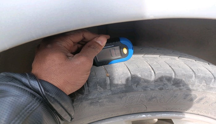 2011 Volkswagen Vento HIGHLINE 1.6 MPI, Petrol, Manual, 1,24,345 km, tyre