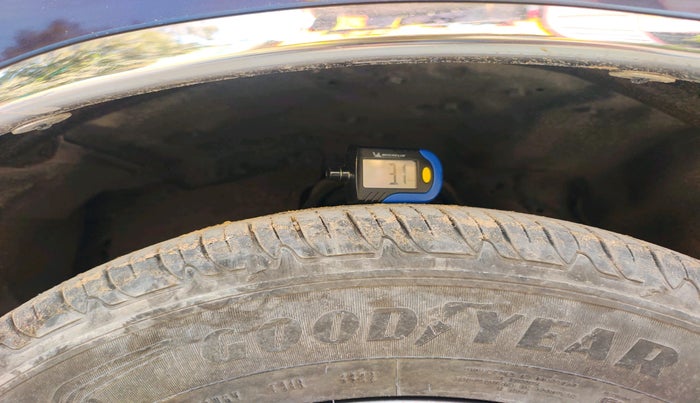 2016 Toyota Innova Crysta 2.4 GX 7 STR, Diesel, Manual, 1,00,529 km, tyre