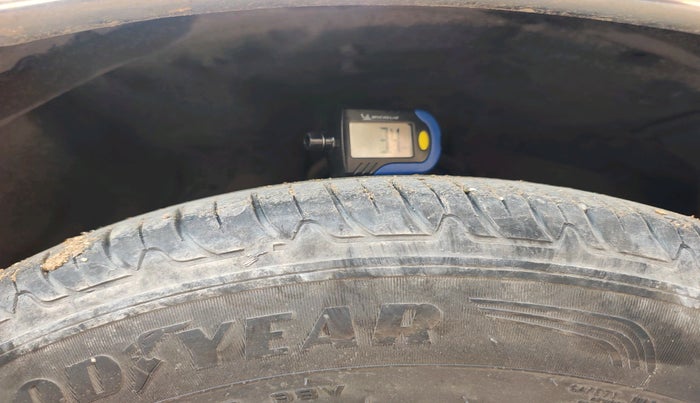 2016 Toyota Innova Crysta 2.4 GX 7 STR, Diesel, Manual, 1,00,529 km, tyre