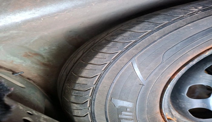 2011 Ford Figo TITANIUM 1.2 PETROL, Petrol, Manual, 1,17,727 km, tyre