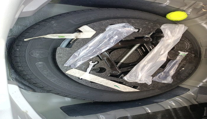 2024 Mahindra XUV400 EL Pro 39.4 KWH, Electric, Automatic, 31,331 km, tyre