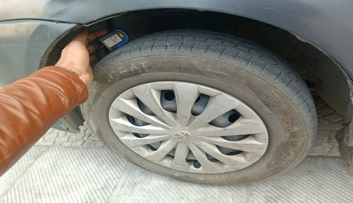 2015 Toyota Etios Liva V, Petrol, Manual, 1,25,703 km, tyre