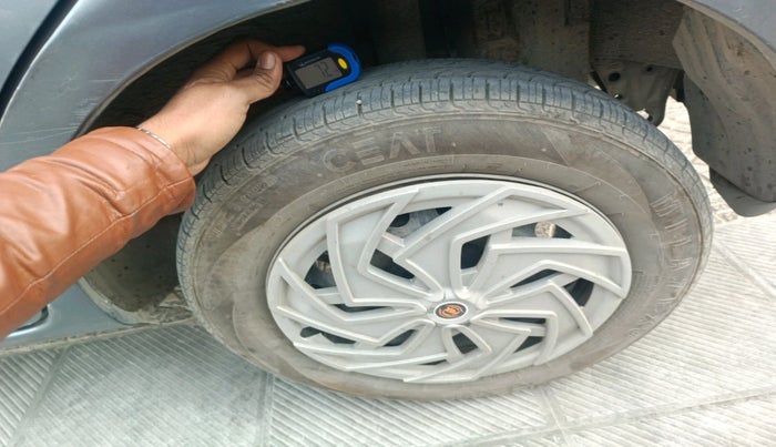 2015 Toyota Etios Liva V, Petrol, Manual, 1,25,703 km, tyre