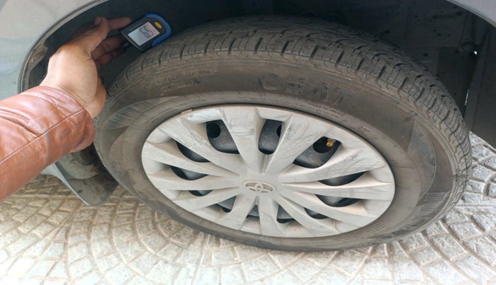 2015 Toyota Etios Liva V, Petrol, Manual, 1,25,703 km, tyre