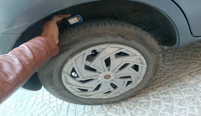 2015 Toyota Etios Liva V, Petrol, Manual, 1,25,703 km, tyre