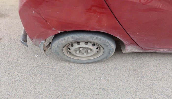 2015 Hyundai Eon ERA +, Petrol, Manual, 73,606 km, tyre