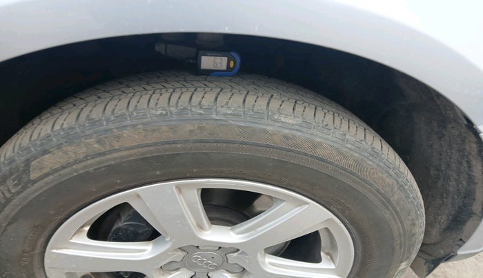 2015 Audi Q5 30 TDI PREMIUM PLUS, Diesel, Automatic, 1,22,022 km, tyre